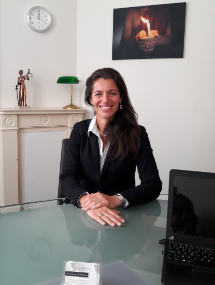 Maître Aurore Bernard à son bureau au 2 avenue Louise à Bruxelles